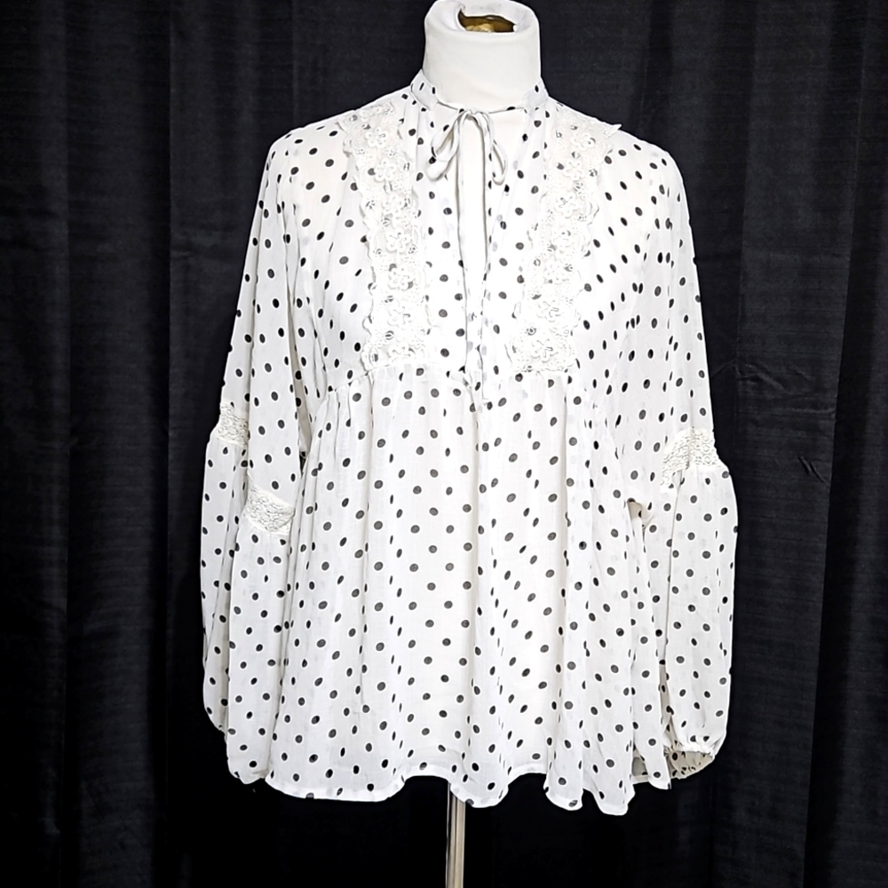 Polkadot blouse with lace trim